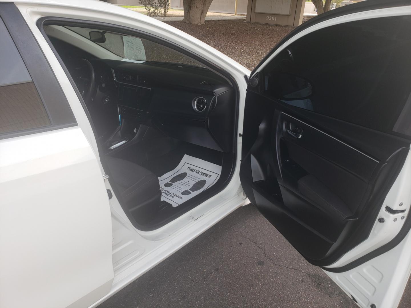 2019 WHITE /gray and black Toyota Corolla le (5YFBURHEXKP) with an 1.8L L4 DOHC 16V engine, 5-Speed Automatic transmission, located at 323 E Dunlap Ave., Phoenix, AZ, 85020, (602) 331-9000, 33.567677, -112.069000 - 2019 Toyota Corolla LE,...... Ice cold A/C, No accidents, Power everything, Stereo/cd player, Phone sync, Bluetooth, Backup camera, Clean Gray and Black interior with black cloth seats in near perfect condition, power windows, power door locks, clean Arizona title, Runs and Drives Excellent. Very cl - Photo#12